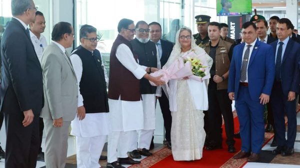 দেশে ফিরেছেন প্রধানমন্ত্রী