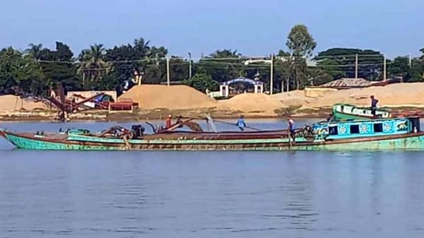 প্রকল্পের নাম ভাঙিয়ে অবৈধ ড্রেজার দিয়ে চলছে বালু উত্তোলন