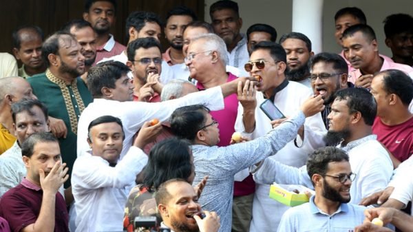 আরিফুল হকের বাসায় মিষ্টি বিতরণ, ছাত্রদলের আনন্দ মিছিল