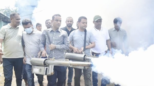 সিলেটে ডেঙ্গু প্রতিরোধে মশক নিধক ছিটাল মহানগর যুবলীগ