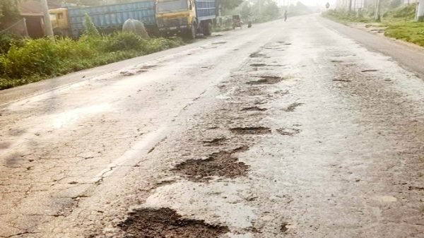 শায়েস্তাগঞ্জে খানাখন্দে ভরপুর, বাড়ছে দুর্ঘটনা