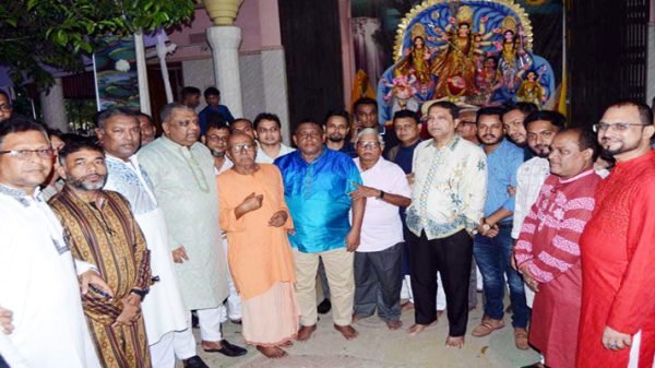 নগরীর বিভিন্ন পূজামন্ডপ পরিদর্শন করলেন আনোয়ারুজ্জামান