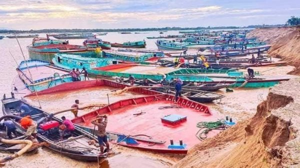 যাদুকাটায় ভ্রাম্যমাণ আদালতের অভিযান, দুটি ড্রেজার মেশিন জব্দ