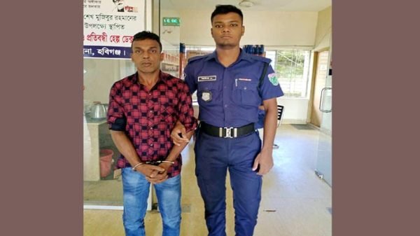 প্রবাসীর স্ত্রীকে গণধর্ষণ: মুল হোতা বিমানবন্দরে গ্রেফতার