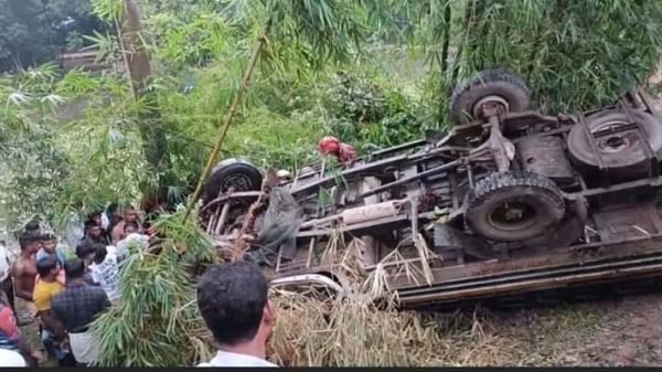 জৈন্তাপুরে পর্যটকবাহী পিকআপ খাদে পড়ে দুজন নিহত
