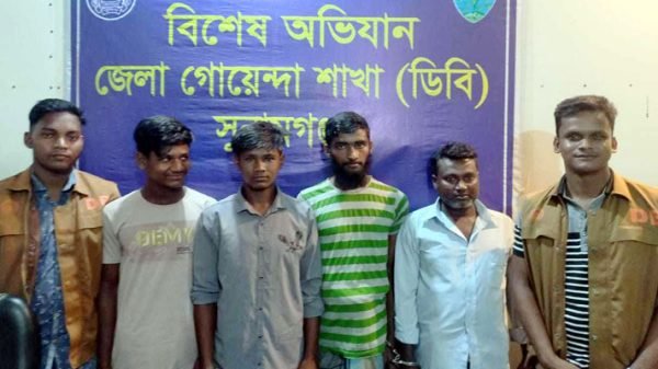 সুনামগঞ্জে দুইকোটি টাকা মূল্যের নৌকা-ড্রেজারসহ আটক ৪