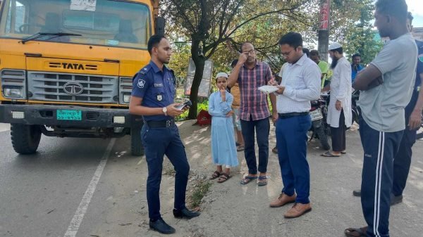 গোলাপগঞ্জে সড়ক পরিবহন আইনে জরিমানা আদায়