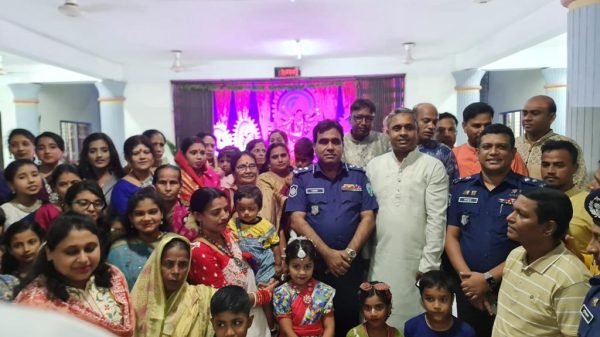 সিলেট রেঞ্জ’র ডিআইজি ও পুলিশ সুপারের পূজামণ্ডপ পরিদর্শন