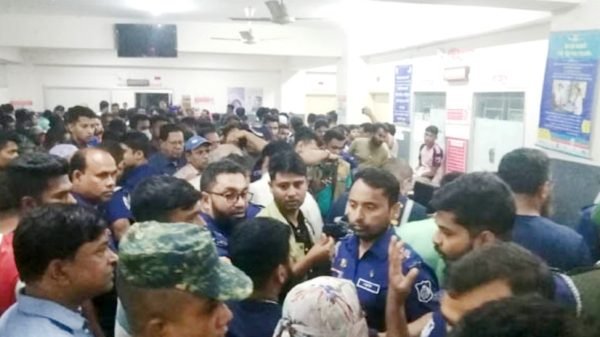 ট্রেন দুর্ঘটনায় নিহত স্বজনদের আহাজারিতে ভারী হয়ে উঠেছে আকাশ-বাতাশ