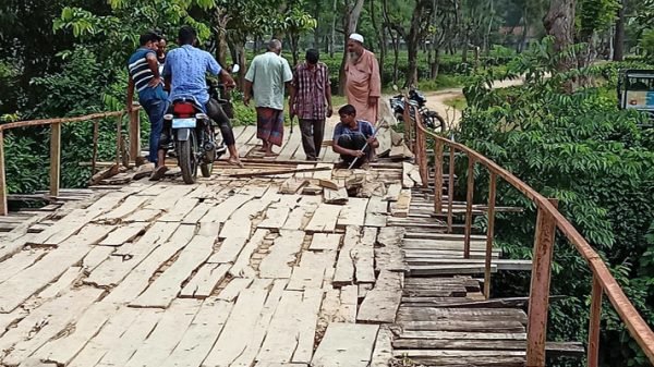 মাধবপুরে জোড়াতালি কাঠের সেতু ভরসা