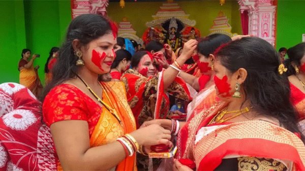 যে কারণে বিজয়া দশমীতে সিঁদুর খেলা হয়