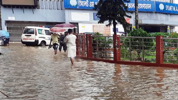 টানা বৃষ্টিতে জলে ডুবল সিলেট