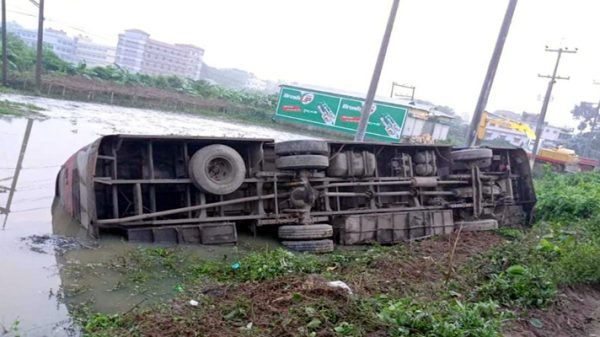 শায়েস্তাগঞ্জে যাত্রীবাহী বাস খাদে পড়ে আহত ১০