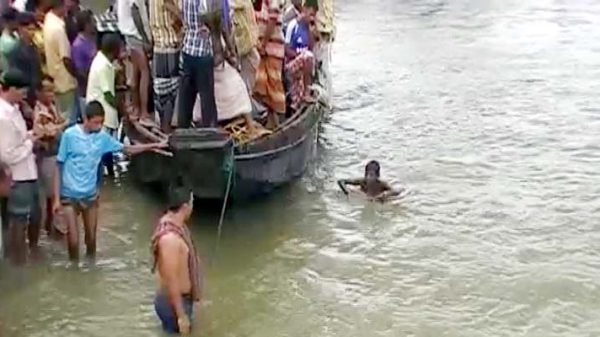 সুরমা নদীতে পাথরবোঝাই ট্রলার ডুবে নিখোঁজ ১