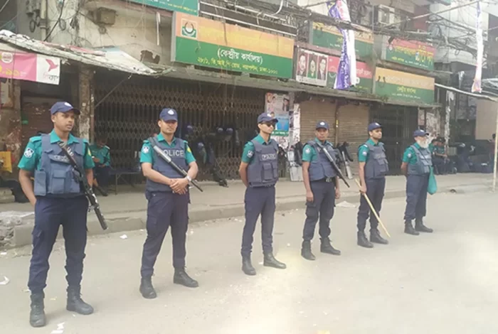 নয়াপল্টনে পুলিশের সতর্ক অবস্থান, যান চলাচল কম