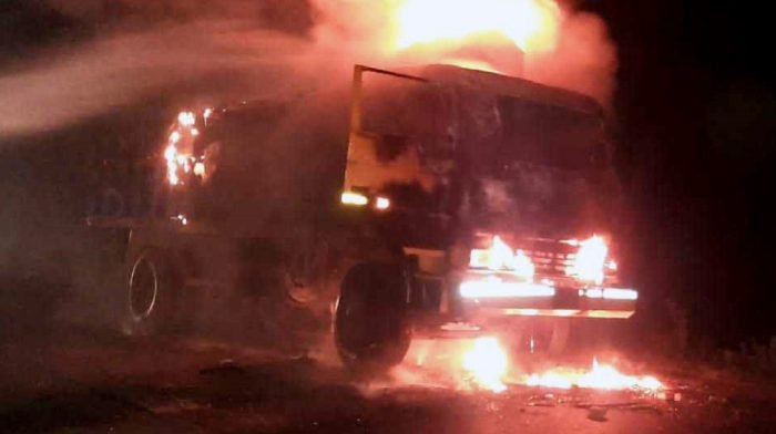 গমবোঝাই ট্রাকে আগুন দিল দুর্বৃত্তরা