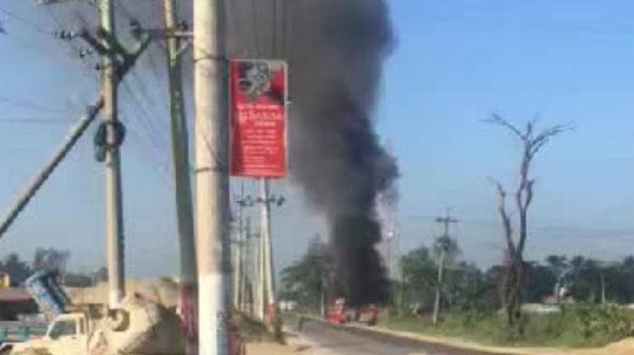 কর্ণফুলীতে বাসে আগুন