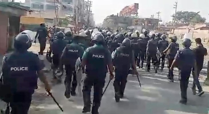 গাজীপুরে শ্রমিক-পুলিশ সংঘর্ষ, টিয়ারশেল নিক্ষেপ