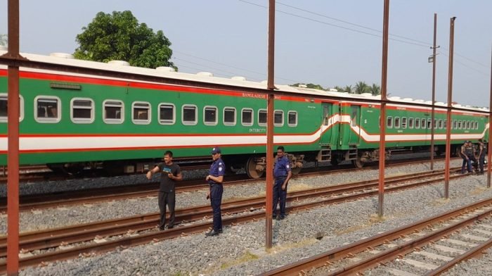 ট্রেনের বগির নিচে বোমা সদৃশ বস্তু, স্টেশন ঘিরে রেখেছে পুলিশ