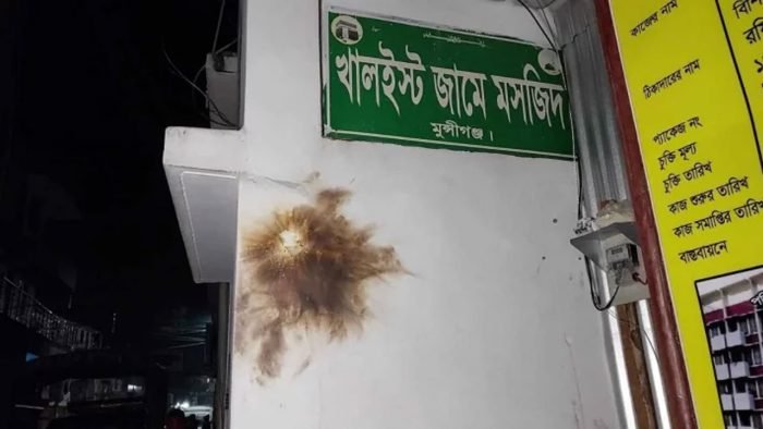 মসজিদের দেয়ালে ককটেল বিস্ফোরণ