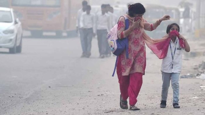 লাহোরে জরুরি অবস্থা ঘোষণা, সপ্তাহে ৪ দিন ছুটি