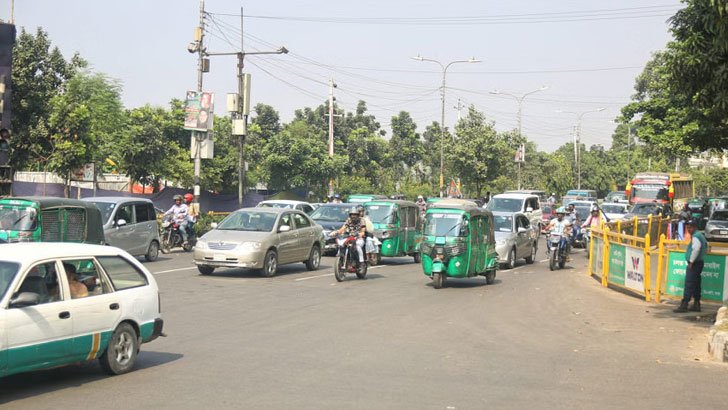 চলছে চতুর্থ দফার অবরোধ, রাজধানীতে যান চলাচল স্বাভাবিক