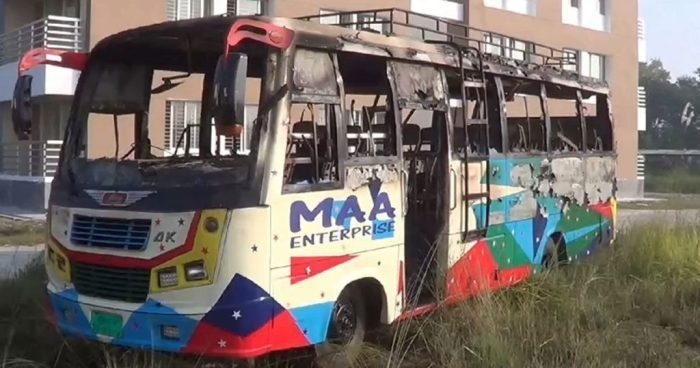 বরিশালে সড়কের পাশে দাঁড়িয়ে থাকা বাসে আগুন