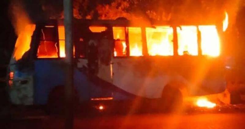 নারায়ণগঞ্জ লিংক রোডে পার্কিং করা বাসে আগুন