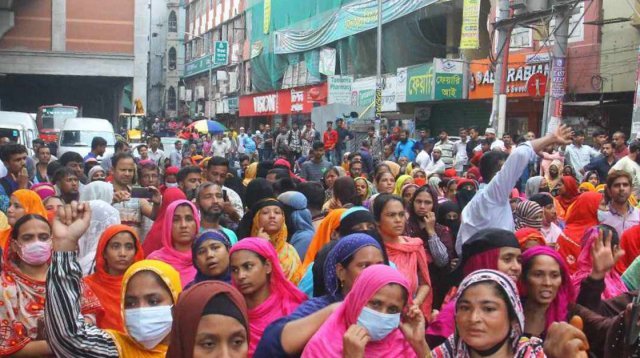 মিরপুরে আজও পোশাক শ্রমিকদের সড়ক অবরোধ, যান চলাচল বন্ধ