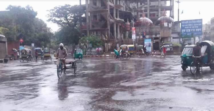 সাগরে নিম্নচাপের প্রভাবে চট্টগ্রামে গুঁড়ি গুঁড়ি বৃষ্টি