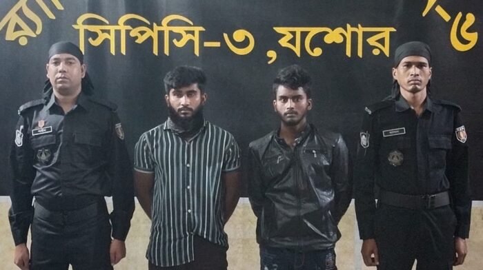 পণ্যবাহী ট্রাকে আগুন দেওয়ার সময় আটক ২