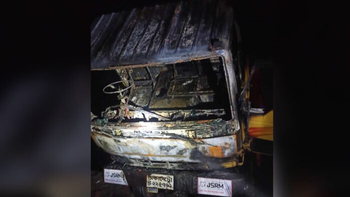 সিমেন্টবাহী ট্রাকে পেট্রল ঢেলে আগুন