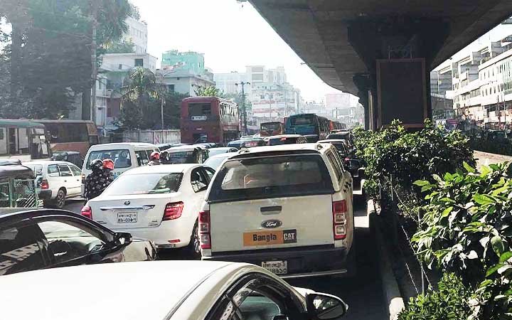 রাজধানীতে চলছে বিএনপির ঢিলেঢালা হরতাল