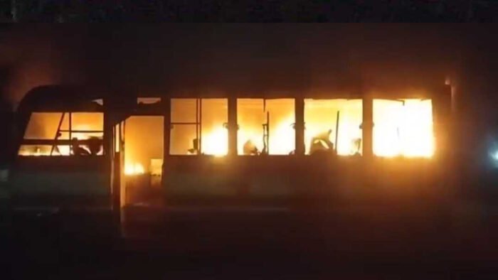 সাতকানিয়ায় পার্কিংয়ে রাখা ৩টি বাস আগুন