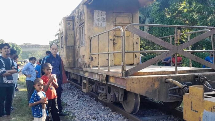 লাইনচ্যুত রংপুর এক্সপ্রেস ট্রেনের উদ্ধারকাজ শুরু