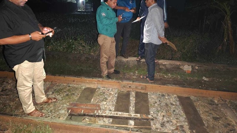 মধ্যরাতে রেললাইনে ‘নাশকতার’ চেষ্টা, পুলিশের তৎপরতায় রক্ষা