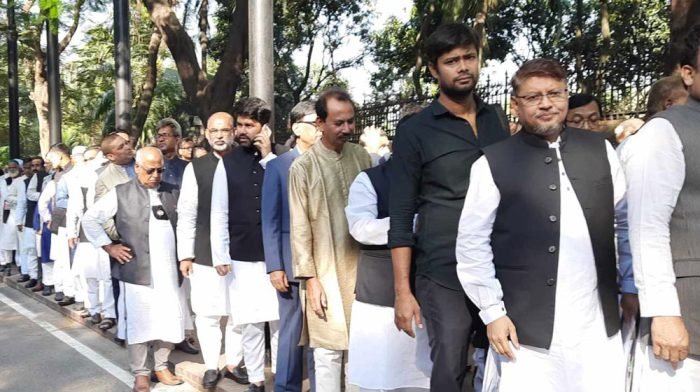 শেখ হাসিনার সাক্ষাৎ পেতে গণভবনে প্রবেশ করছেন মনোনয়নপ্রত্যাশীরা