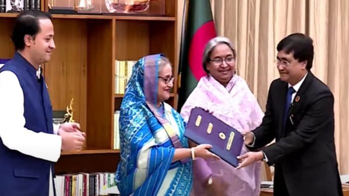 প্রধানমন্ত্রীর কাছে এইচএসসি ও সমমান পরীক্ষার ফলাফল হস্তান্তর