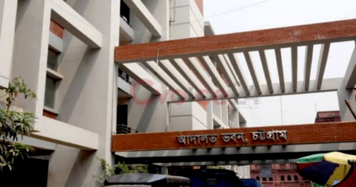 চট্টগ্রামে আদালতের এক বিচারককে জুতা ছুঁড়ে মারল আসামি