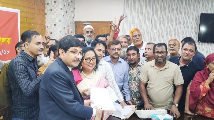 স্বামীর ও নিজের মনোনয়ন ফরম জমা দিলেন শেরিফা কাদের