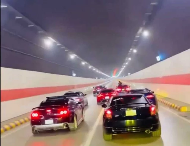 টানেলে স্পোর্টস কার প্রতিযোগিতা: গ্রেপ্তার ২