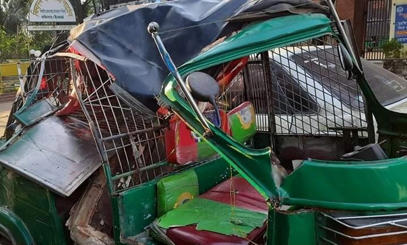 সিএনজি-ট্রাক্টরের সংঘর্ষ, চালক নিহত