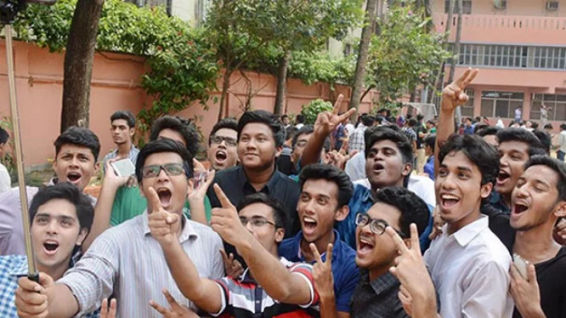 এইচএসসিতে প্রায় অর্ধেকে নেমেছে জিপিএ-৫