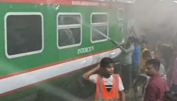 আগুনে পোড়া বগি রেখে সিলেট ছাড়ল উপবন এক্সপ্রেস