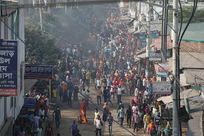 গাজীপুরে পুলিশ-শ্রমিক পাল্টাপাল্টি ধাওয়া, অর্ধশতাধিক কারখানায় ছুটি