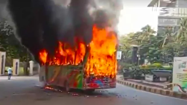 উত্তরায় ‘পরিস্থান’ বাসে আগুন