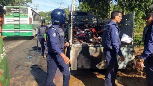হবিগঞ্জে চলন্ত ট্রাকে আগুন দিলো দুর্বৃত্তরা