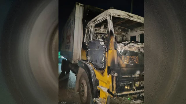 চলন্ত কাভার্ড ভ্যানে পেট্রল বোমা, দগ্ধ ২