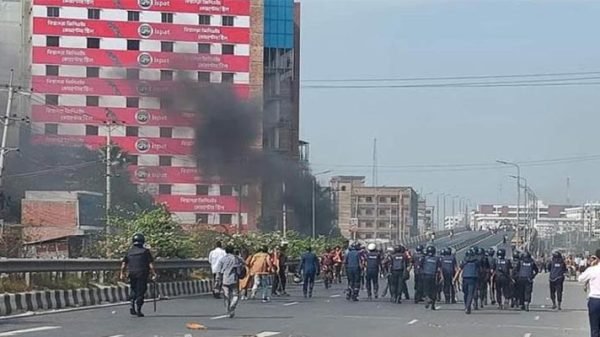 পোশাক শ্রমিকদের সঙ্গে পুলিশের সংঘর্ষ, নারী নি-হ-ত