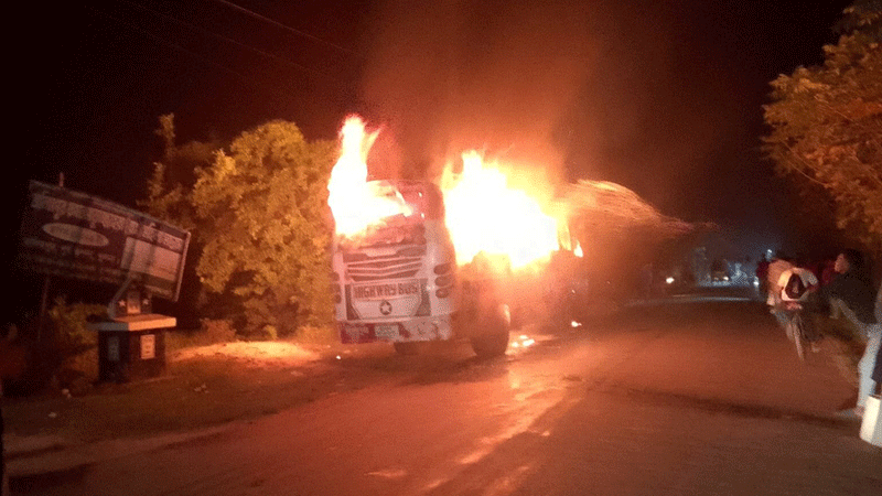 খুলনায় বাসে দুর্বৃত্তদের আগুন